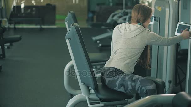 Mujer haciendo ejercicio levantando pesas 4k — Vídeos de Stock