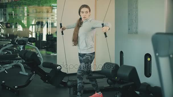 Frau trainiert Gewichte heben 4k — Stockvideo