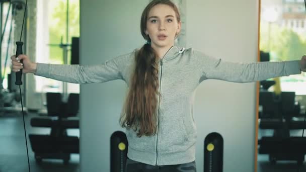 Frau trainiert Gewichte heben 4k — Stockvideo