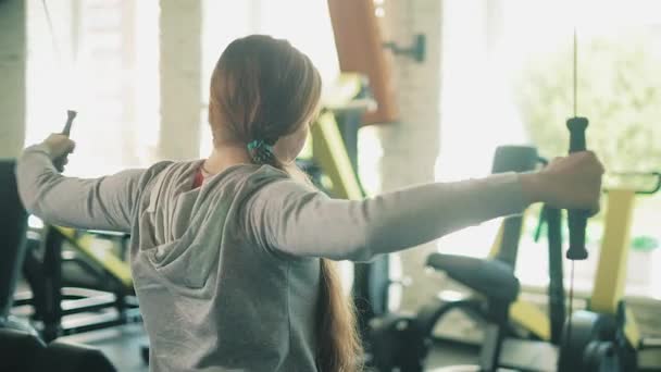 Mujer haciendo ejercicio levantando pesas 4k — Vídeos de Stock