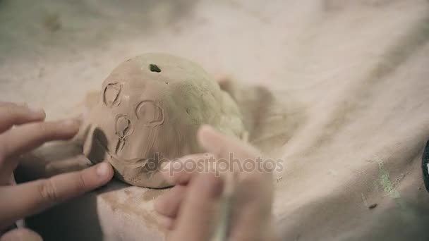 Klei potter handen wiel aardewerk werk workshop leraar en meisje leerling 4k — Stockvideo