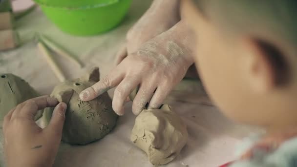 Potier argile mains roue poterie atelier de travail enseignant et fille élève 4k — Video
