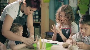 Kil potter eller tekerlek seramik iş atölye öğretmeni ve kız öğrenci 4k