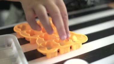 Portre genç baker yakından inceliyor ve kullanarak dokunmadan parmak çikolata 4k