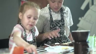 Portre genç baker yakından inceliyor ve kullanarak dokunmadan parmak çikolata 4k