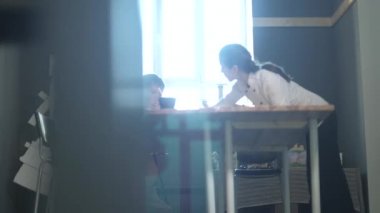 Portre genç baker yakından inceliyor ve kullanarak dokunmadan parmak çikolata 4k