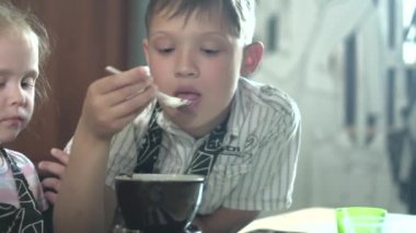 Portre genç baker yakından inceliyor ve kullanarak dokunmadan parmak çikolata 4k