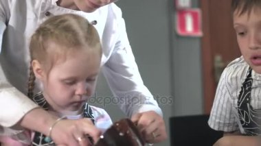 Portre genç baker yakından inceliyor ve kullanarak dokunmadan parmak çikolata 4k