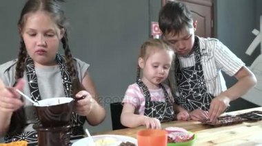 Portre genç baker yakından inceliyor ve kullanarak dokunmadan parmak çikolata 4k