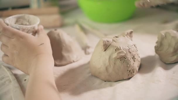 Gliny potter ręce koło ceramiki pracy warsztatu nauczyciela i dziewczyna uczeń 4k — Wideo stockowe