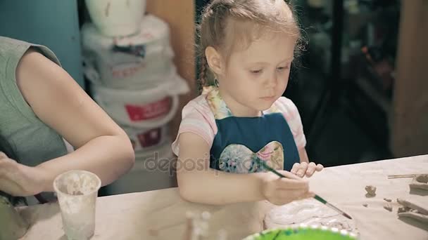 Potier argile mains roue poterie atelier de travail enseignant et fille élève 4k — Video