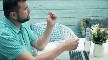 Adam onun gözlük 4 k temizler