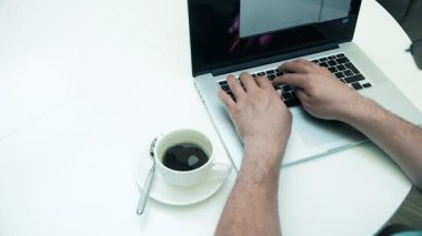 Genç adam karanlıkta onun tablet okuma kapatın. arka plan. 4k