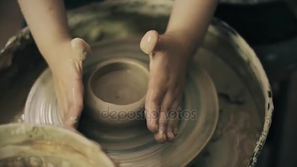 粘土・ ポッター手ホイール陶器作品ワーク ショップ教師と少女生徒 4 k — ストック動画