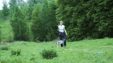 Kenar kömür ocağı köpeğiyle oynayan kadın frizbi 4 k atma