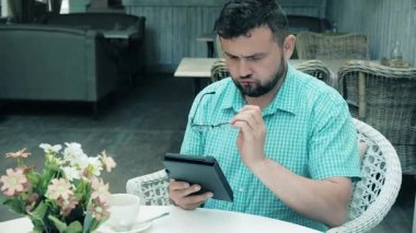 Tablet haber okuma ve office 4 k kahve içme genç işadamı