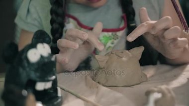 Kil potter eller tekerlek seramik iş atölye öğretmeni ve kız öğrenci 4k