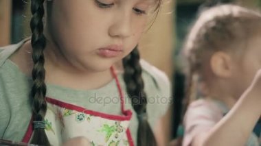 Kil potter eller tekerlek seramik iş atölye öğretmeni ve kız öğrenci 4k