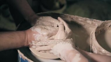 Kil potter eller tekerlek seramik iş atölye öğretmeni ve kız öğrenci 4k
