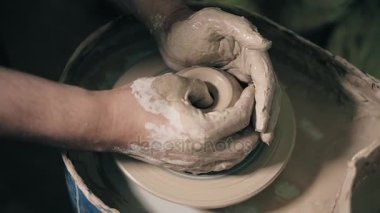 Kil potter eller tekerlek seramik iş atölye öğretmeni ve kız öğrenci 4k