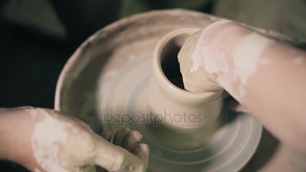 Argila oleiro mãos roda cerâmica trabalho oficina professor e menina aluno 4k — Vídeo de Stock