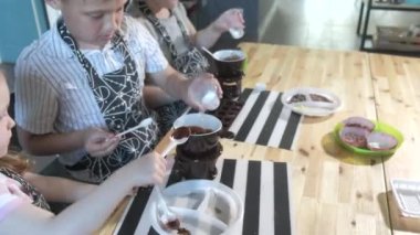 Portre genç baker yakından inceliyor ve kullanarak dokunmadan parmak çikolata 4k