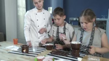 Portre genç baker yakından inceliyor ve kullanarak dokunmadan parmak çikolata 4k