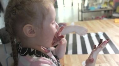 Portre genç baker yakından inceliyor ve kullanarak dokunmadan parmak çikolata 4k