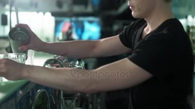 Çilekli kokteyl ön arka plan 4k üzerinde buz ile
