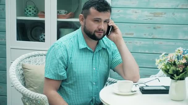 En ung och ambitiös man pratar i telefon 4k — Stockvideo