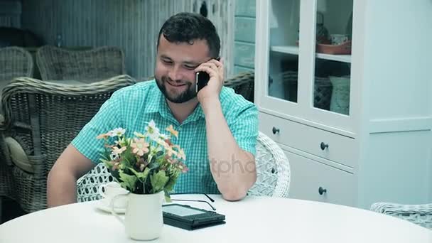 Молодий і амбітний чоловік розмовляє по телефону 4k — стокове відео