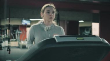 Çekici kız 4 k spor salonunda bir koşu bandı üzerinde çalışan