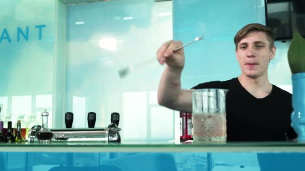 Jahodový koktejl s ledem na dopředné pozadí 4k — Stock video