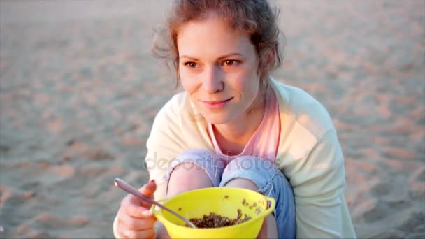 Uma menina bonita doce cozinhar comida na praia em um queimador de gás, turista menina: fhd camping — Vídeo de Stock