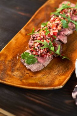 Sığır straganof limonlu bir plaka jpg