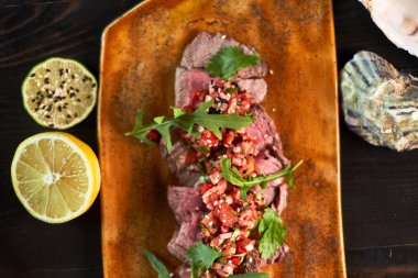 Sığır straganof limonlu bir plaka jpg