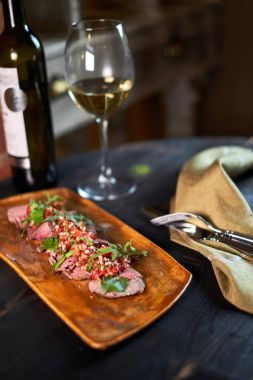 Sığır straganof limonlu bir plaka jpg