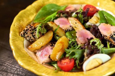 Ton balığı ve bir tabak güzel jpg sebze salatası