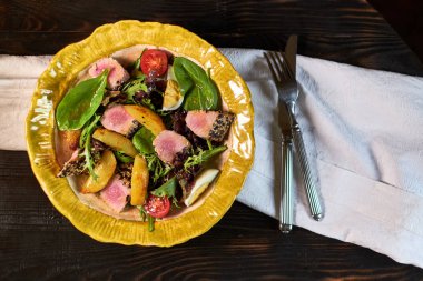 Ton balığı ve bir tabak güzel jpg sebze salatası