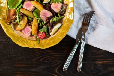 Ton balığı ve bir tabak güzel jpg sebze salatası