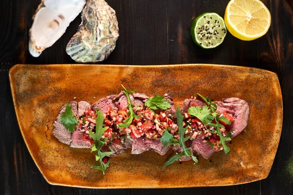 Sığır straganof limonlu bir plaka jpg