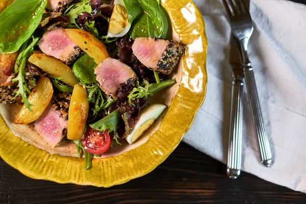 Ton balığı ve bir tabak güzel jpg sebze salatası