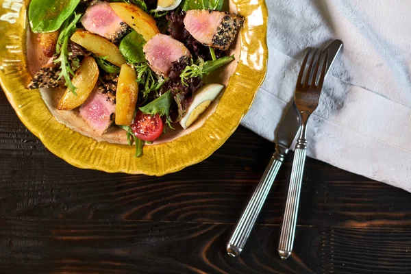 Ton balığı ve bir tabak güzel jpg sebze salatası