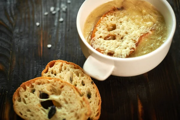 Bouillon met toast brood en zwarte olijven — Stockfoto