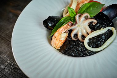 Gri plaka jpg squid mürekkep risotto yemek