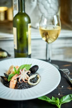 Gri plaka jpg squid mürekkep risotto yemek