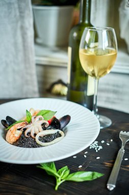 Gri plaka jpg squid mürekkep risotto yemek