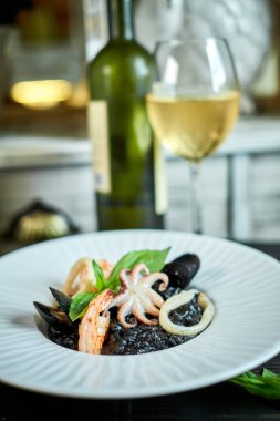 Gri plaka jpg squid mürekkep risotto yemek