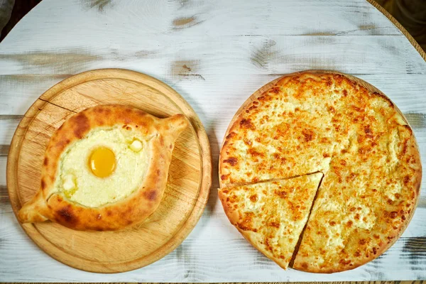 Ajarian geleneksel yassı ekmeği - khachapuri ya da hachapuri