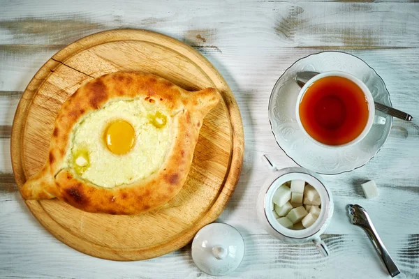 Ajariskt traditionellt tunnbröd - khachapuri eller hachapuri — Stockfoto